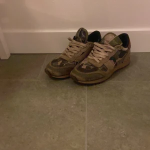 Valentino rockrunners sneakers  - Ett par bra skor för vinter och hösten som kommer. Vi har ett par valenitno rockrunners som är ett lyxmärke med bra kvalité  . Dessutom så kan du köpa dessa för ett mycket bra pris . 890kr där nypriset är ish 5000