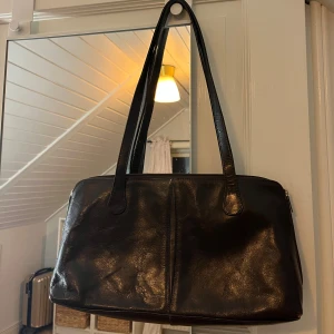 Mörkbrun vintage läderväska  - Köpt i second hand butik, äkta läder
