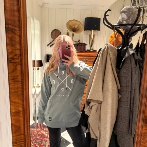 Dope jacka - Säljer en jättesnygg oversized skid/snowbordjacka mint färgad hoodie från Dope. Har huva med snörning och en stor magficka. använt en vinter, nypris 1800kr⭐️