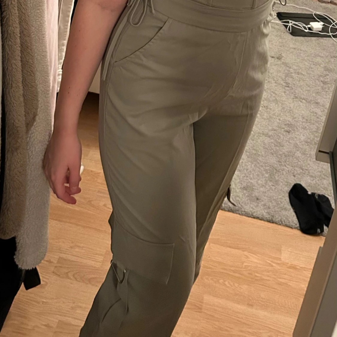 Khaki jumpsuit med snörning i sidan - 1