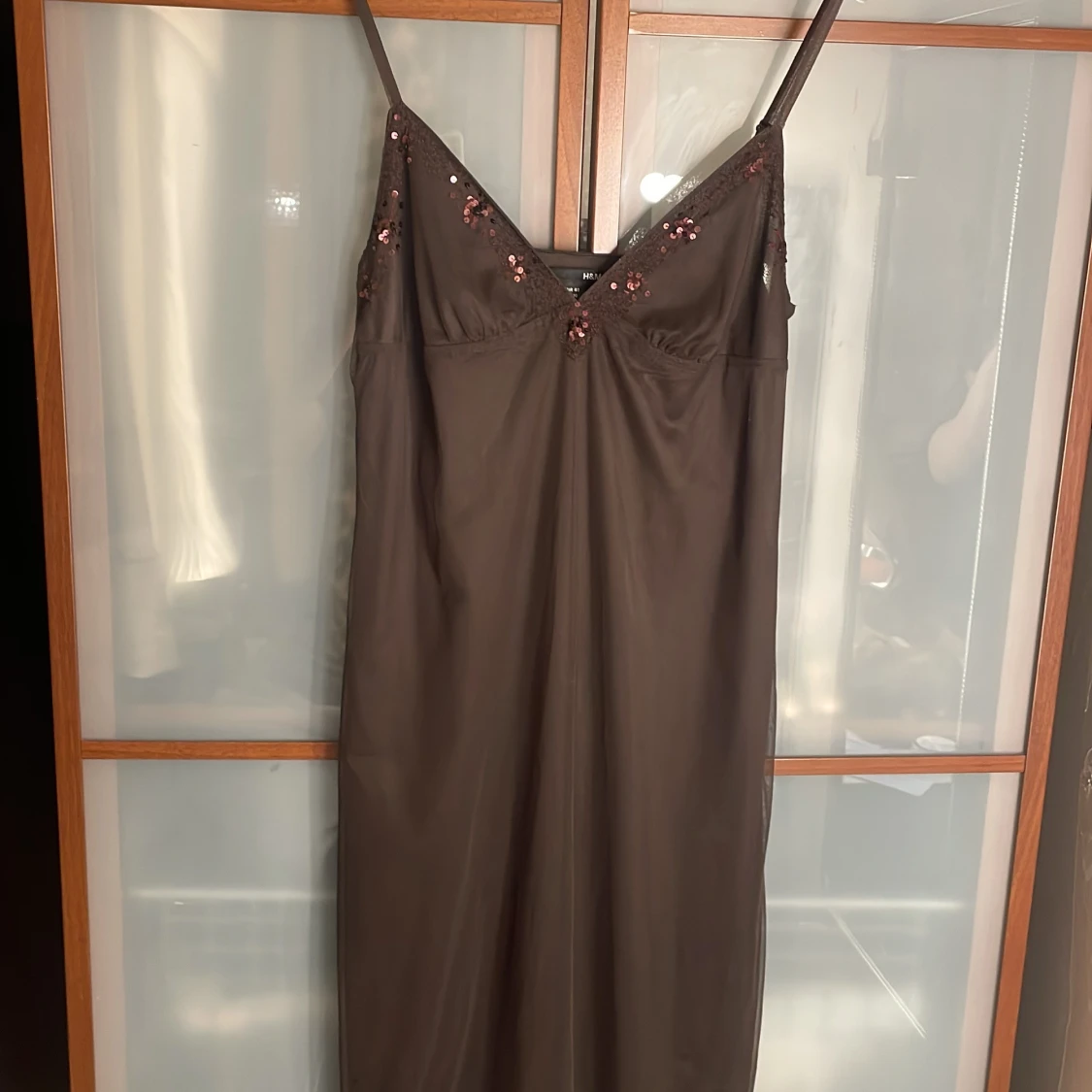 Brun paljettklänning från H&M