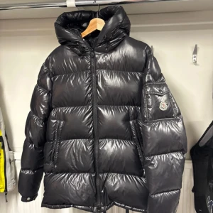 Svart pufferjacka från Moncler - Äkta moncler jacka kvitto finns. Storlek 4 sitter som L jag är 186 väger runt 85 och den sitter perfekt. 