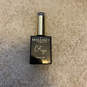 Cat eye gellack - Gellack som är oanvänt! Det är blått/lila