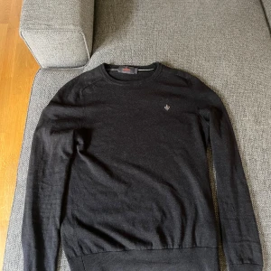 Mörkbrun merinoullströja från Morris - Mörkbrun tröja från Morris i merinoull. Perfekt för dom lite kallare dagarna. Tröjan har inga defekter. Ställ gärna frågor om ni har dom. Priset är även diskuterbart.