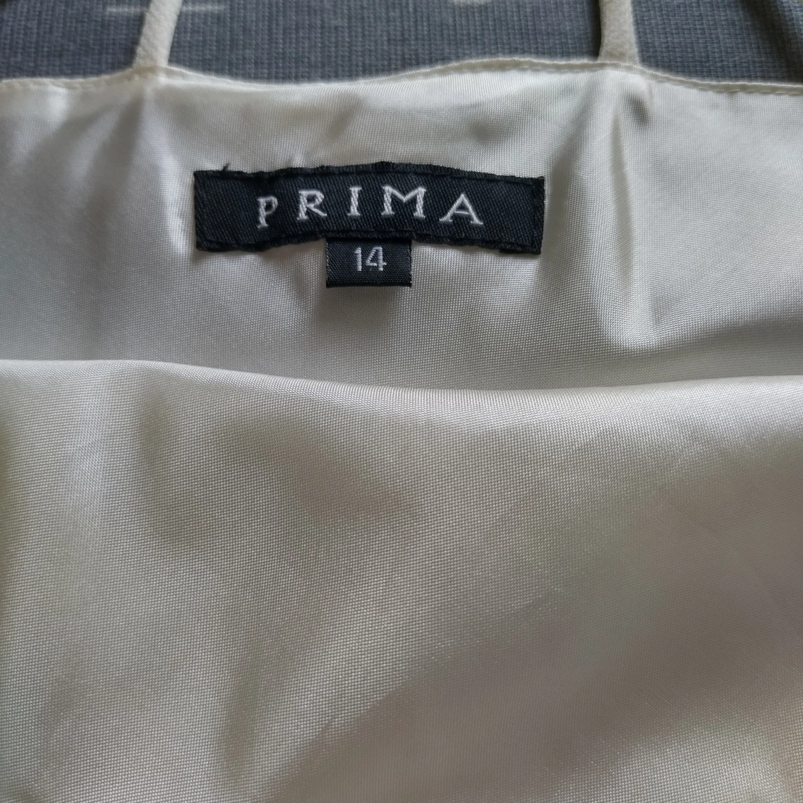 Offwhite långklänning med tillhörande sjal från Prima - 2