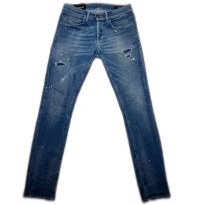 Blå Dondup jeans - Dessa Dondup jeans är i mycket exemplariskt skick och har inga tecken på användning och är sparsamt använda. Det är deras mest sålda George modell i storlek 31 med några slitningar som visas på bilderna. Nypris på dessa är 3600kr. Hör av dig vid minsta fundering.