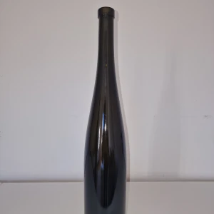 Svart vas - Svart vas för ros eller bara som snygg vinflaska för designinredning.