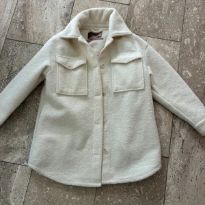 Beige kappa  - En jättefin beige/cremefärgad kappa som fungerar både till höst och vinter