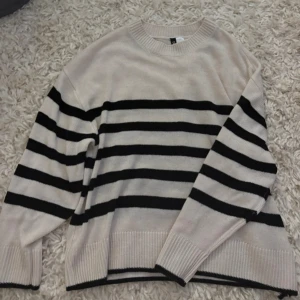 Stickad tröja  - Endast använd 1 gång