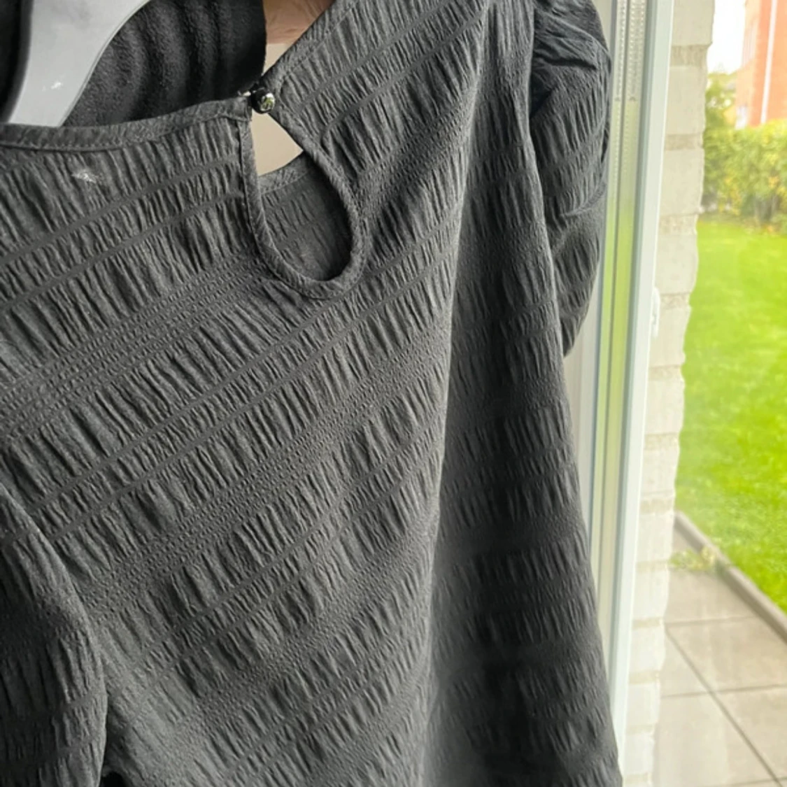 Svart blus med puffärm från SHEIN - 2