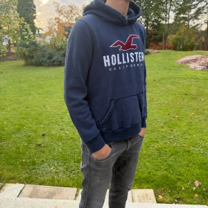 Hollister hoodie - Säljer en snygg Hollister hoodie i storlek small. Hoodie skulle jag säga sitter som S. Hoodien är perfekt nu till hösten! Ställ frågor vid minst funderingar. Priset är ej hugget i sten!!