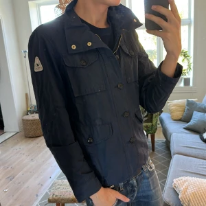 Field Jacket mörkblå  - Väldigt trendig och riktigt stilren. Bra skick, skriv vid fundering ✌️