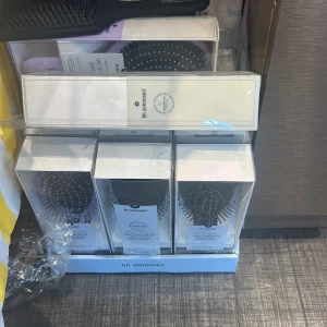 Wonder Brush - hh simonsen Wonder Brush är en mirakulöst skonsam borste, perfekt för att reda ut håret utan att slita. Ergonomiskt handtag och flexibla borstpiggar med stora bollar stimulerar hårbotten. Produkten är ny i förpackning och finns i flera färger.