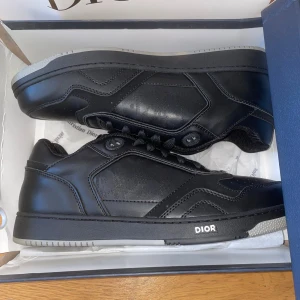 Dior B27 - Aldrig använda, perfekt skick dior b27, paketet är slitet då priset kan diskuteras vid snabb affär!