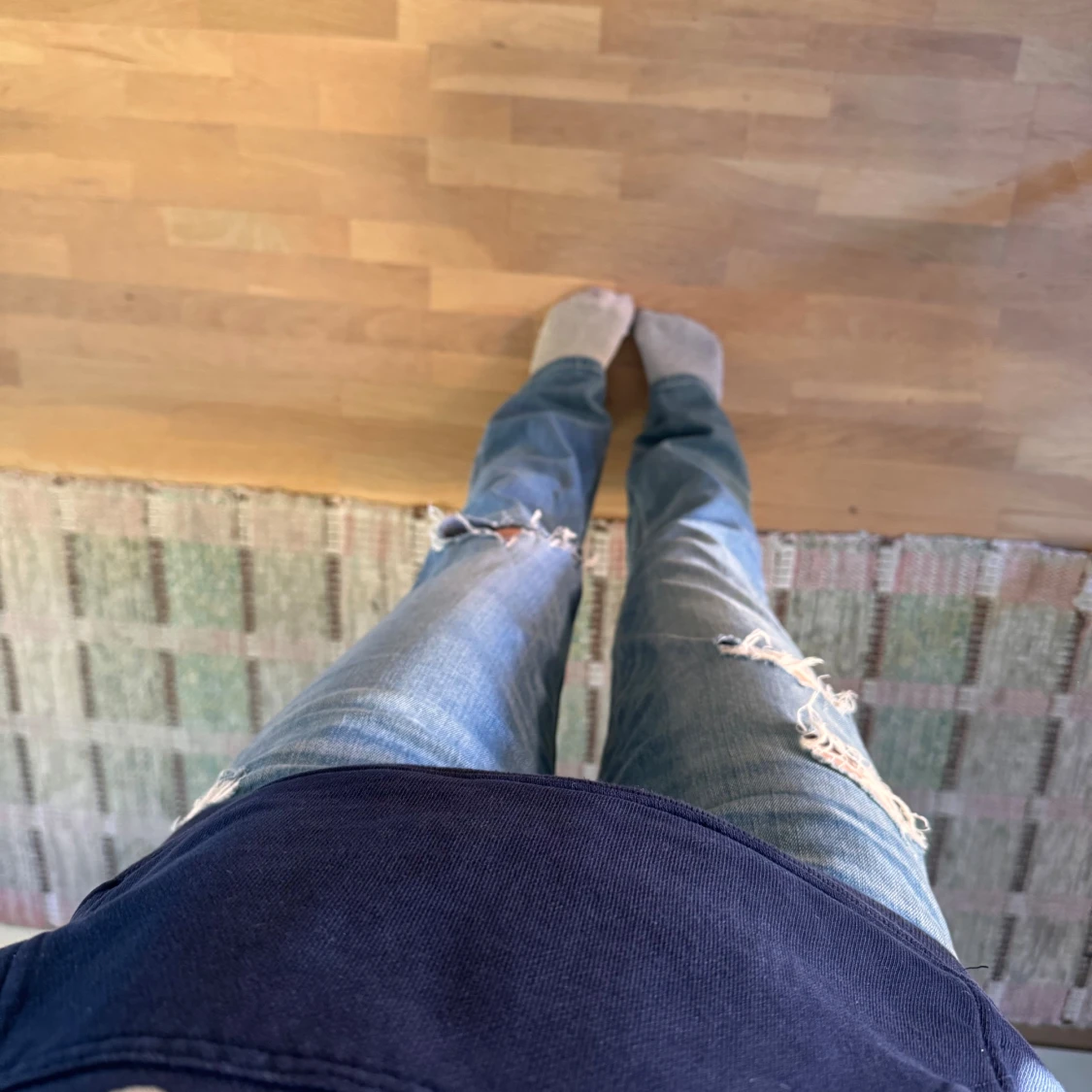 Hollister jeans med slitningar - 1