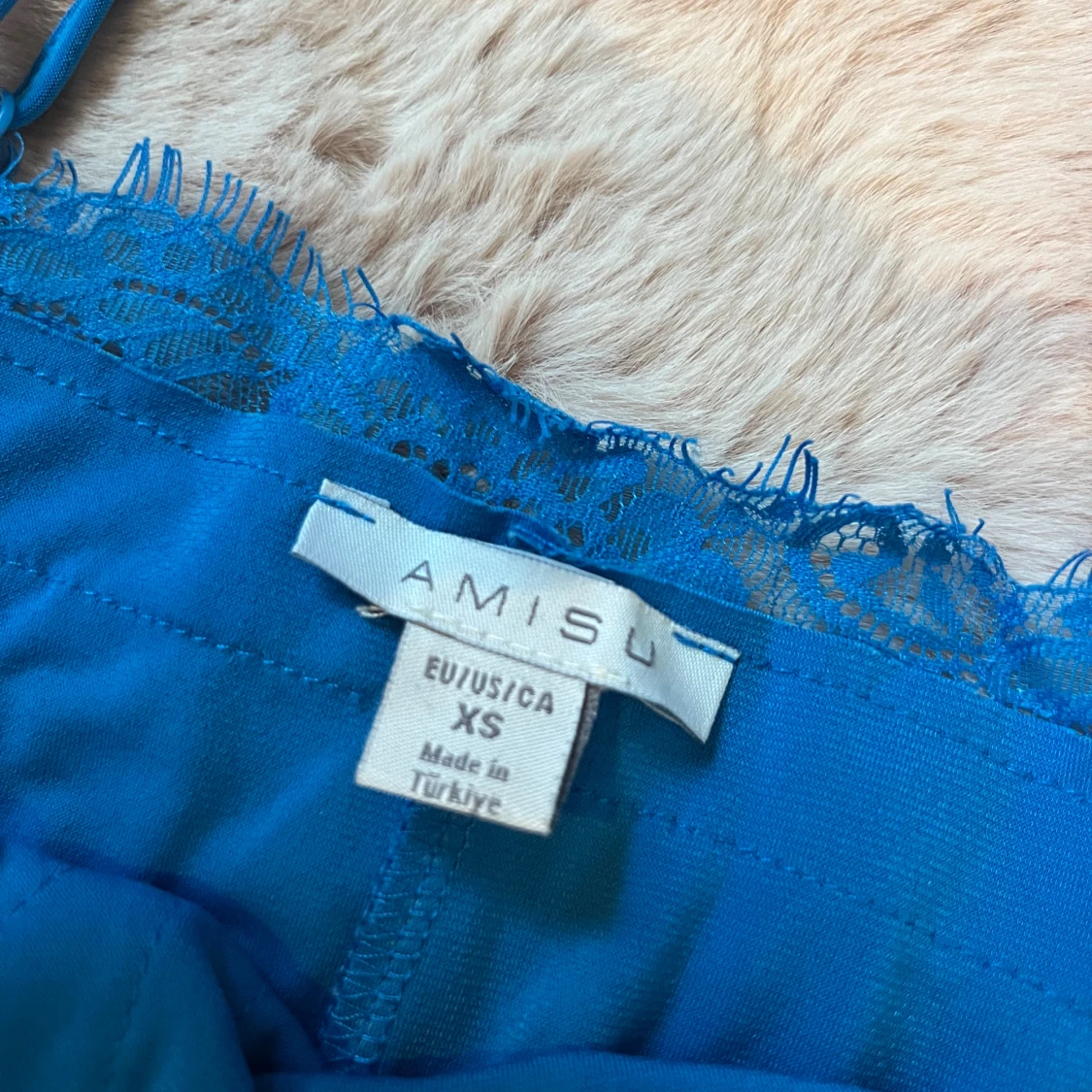 Blå linnetopp med spets från Amisu - 2