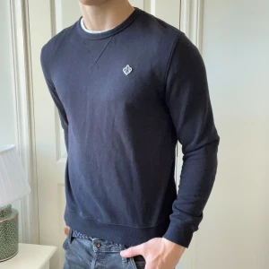 Morris sweatshirt M - Morris sweatshirt M, inga som helst defekter, i helt NYSKICK. Lätt en av dom skönaste tröjorna jag har inne. Modellen är 180,75 kg. Färgen kan se lite konstig ut ibland i vissa bilder men den är helt mörkblå. 