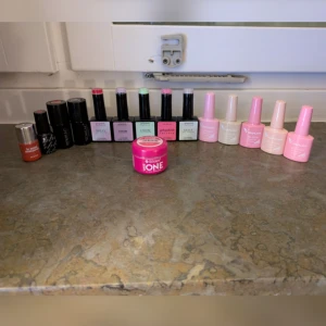 Ett gäng gellack, builder gel, gel polish, kräver uv-lampa - Nya och oanvända gellack och builder gel. Builder gel 15 gram är endast öppnad, men oanvänd (se bild). Jättefina färger från Semilac, Gel Polish Factory, Venalisa, Le mini macaron, Silcare. Hör gärna av er om ni undrar över något. 