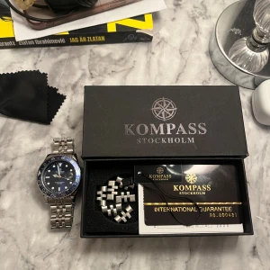 Klocka kompass Stockholm blå-silver  - Säljer en snygg och stilren Kompass Stockholm-klocka i mycket fint skick. Klockan har en blå urtavla med silverfärgade detaljer och ett rostfritt stålarmband. Den kommer i originalförpackning med: 	•	Internationellt garantikort 	•	Extra länkbitar 	•	Kompass-tagg och manual  Klockan är knappt använd och fungerar helt utan problem. Passar perfekt både till vardag och finare tillfällen.