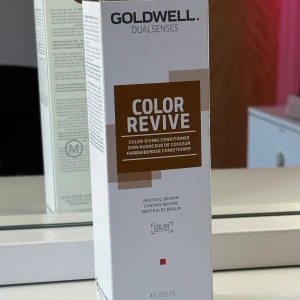 Goldwell Color Revive Neutral Brown - Goldwell Dualsenses Color Revive är en färgbevarande conditioner i nyansen Neutral Brown. Perfekt för att fräscha upp och intensifiera brunt hår. Kommer i en stilren vit och brun förpackning.Ger en naturlig brun ton och är enkel att använda. Inte öppnad!!