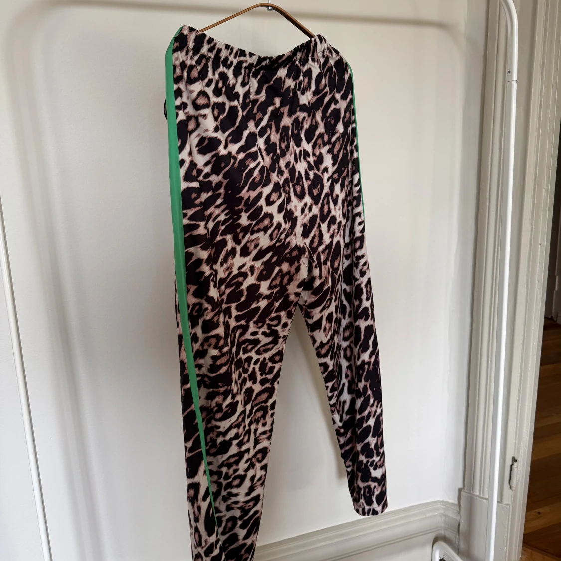 Leopardmönstrade byxor med gröna revärer  - 1