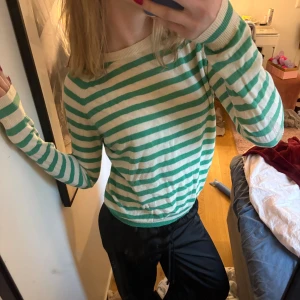 Tunn stickad tröja  - Säljer en stickad randig tröja från Zara❣️ superskön och ganska tunn och behaglig❣️