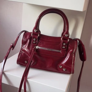 Vinröd väska  - Super snygg vinröd väska. Axelremsband tillkommer. Aldrig använd, helt ny🩷