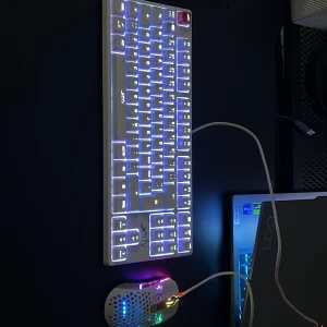Xtrfy K4-RGB TKL och gamingmus - Snygg Xtrfy K4-RGB TKL mekaniskt tangentbord med RGB-belysning. Kompakt TKL-design, vit färg och synligt i mycket gott skick utan repor eller slitage. Perfekt för gaming och skrivbordet. Levereras med originalkabel.