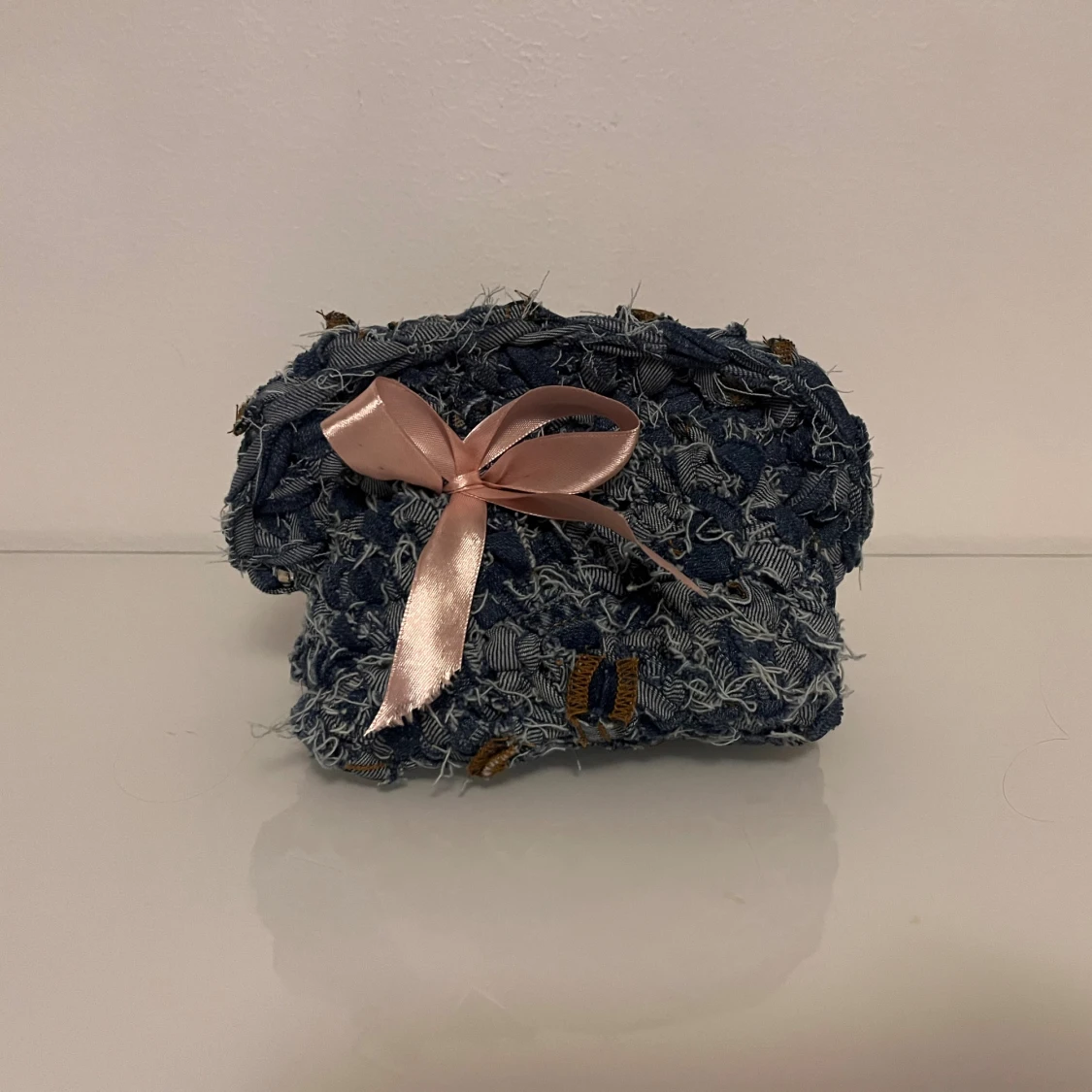 Virkad jeansväska med rosa rosett