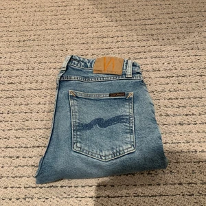 Blåa Nudie jeans w26 - Blåa Nudie jeans w26 L28 i modellen Mellow Mea enligt mig en riktigt schysst modell som är nästan exakt den samma som Grim Tim modellen som är väldigt populär. Som sagt är dom riktiga snygga och i ett bra bra skick. 
