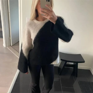 Svartvit stickad tröja - Mysig höst stickad perfekt nu när det blir kallare. Tröjan är i bra skick. Nypris ca 1700