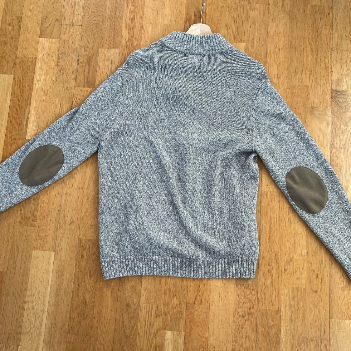 Beige stickad kofta med mockadetaljer - 1