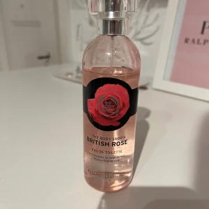 The Body Shop British Rose EdT - Fräsch eau de toilette med handplockade rosor från Storbritannien. Innehåller bl.a. alkohol, vatten, parfym, ros-extrakt och flera naturliga doftämnen. Volym: 100 ml. Tillverkad i Frankrike. Inte mycket använd. köpt för några år sedan.