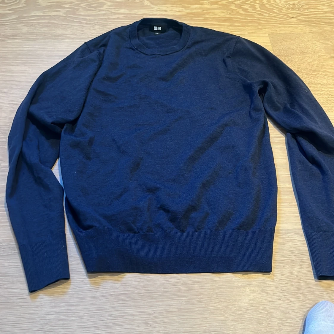 Mörkblå tröja från Uniqlo