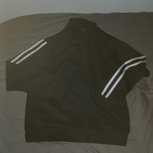 Svart track jacket med vita ränder - stilren cardigan med vita render i 158-164 från WR