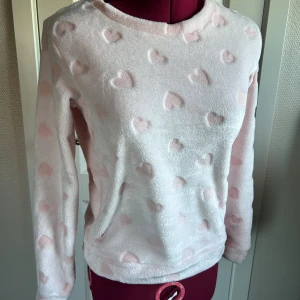 Ljusrosa fleece-tröja med hjärtan XS - Supermysig och mjuk, fluffig ljusrosa fleece-tröja i storlek XS. Skönare tröja får du inte tag i ❤️
