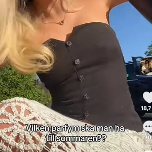 Svart kostymtopp från Bikbok - Svart korsett-topp från Bikbok i storlek 34. Toppen är axelbandslös med knappar framtill och har en stilren, figurnära passform. Perfekt att styla med jeans eller kjol för en cool look. Säljer då den är för liten