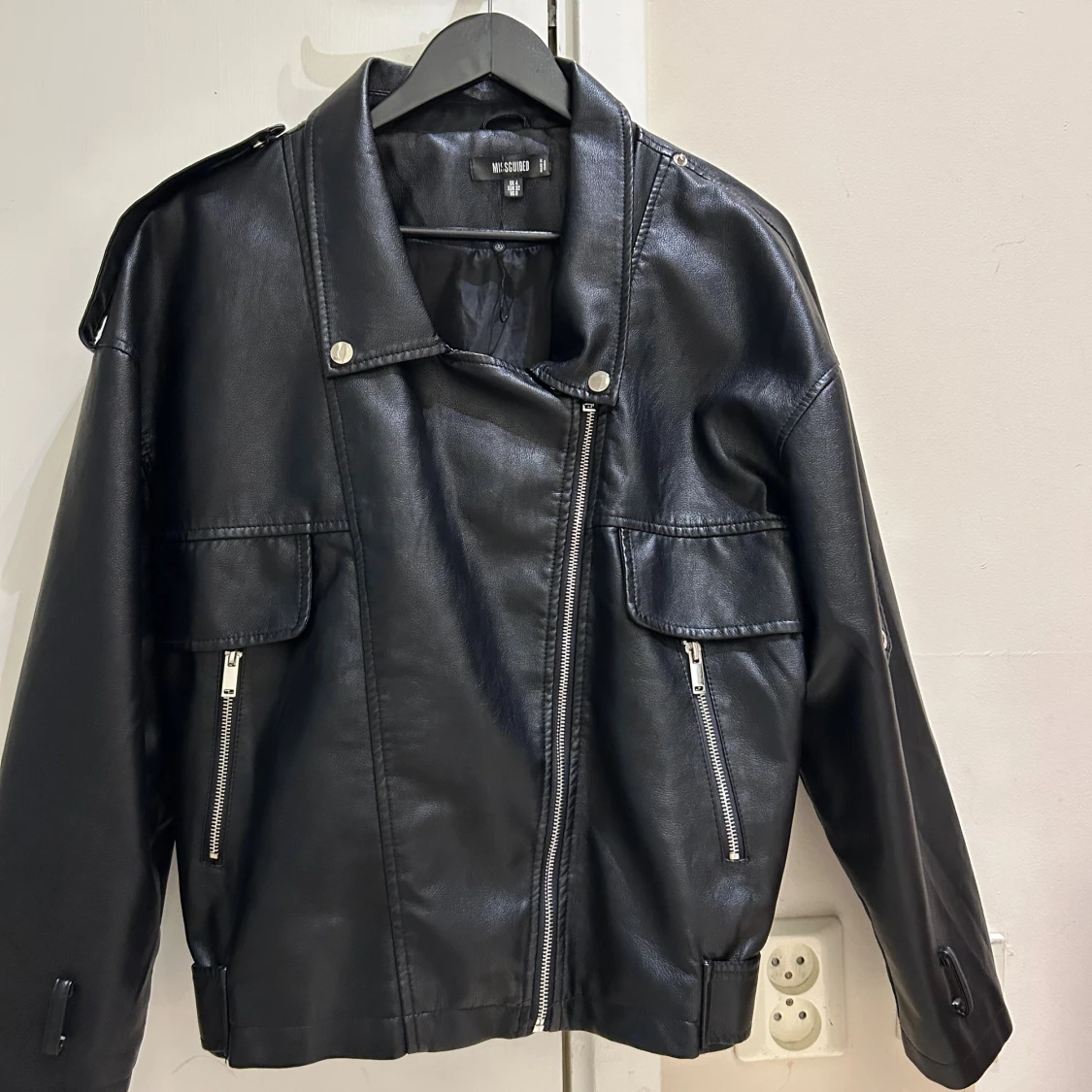  Ny Svart skinnjacka från Missguided 