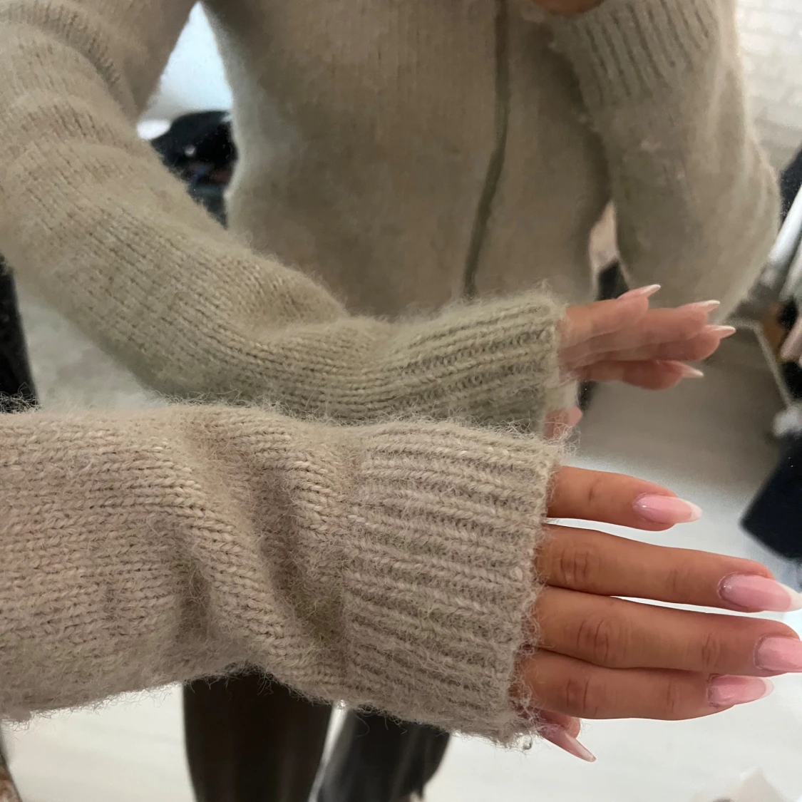 Beige stickad kofta från Weekday XS - 2