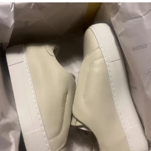 Beige sneakers från Axel Arigato - Stilrena sneakers från Axel Arigato,väldigt fint skick,fråga gärna om bilder om dessa är något intresse för just dig💞