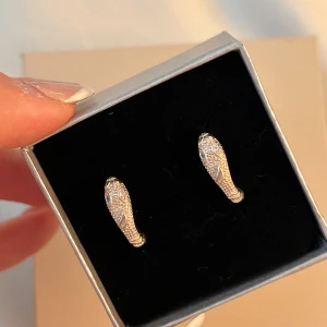 Örhängen - Orm örhängen från Glitter, i 925 sterling silver. Använda fåtal gånger, nyskick!!