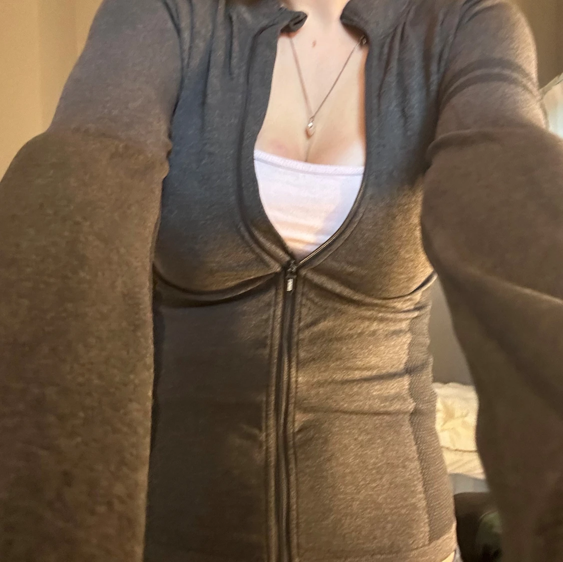 Mörkgrå zip-kofta med tight passform från stroger