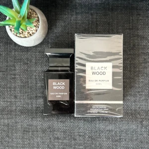 Black Wood Eau de Parfum 50ml - Stilren parfym i 50ml flaska. Ingredienser: Alcohol Denat, Parfum (fragrance), Aqua (water), PEG-40 Hydrogenated Castor Oil. Tillverkad i PRC. Perfekt för dig som vill sticka ut med en modern touch.