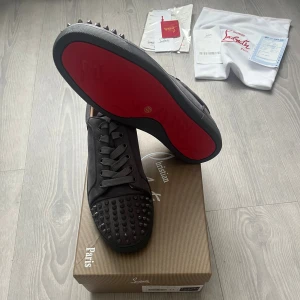 🔥 Gråa Sneakers med Spikdetaljer – Storlek 44 - Unika och trendiga sneakers i grå mocka med coola nitar/spikar framtill som verkligen sticker ut! Perfekt kombination av streetstyle och lyxig design. Skorna är i fint skick och redo att lyfta din outfit till nästa nivå. 👟✨ Diskutera gärna pris – först till kvarn! 🤩 📦 Skickas direkt!  🧵 Material: mocka 🎨 Färg: grå 📏 Storlek: EU 44 ⚡️ Spikdetaljer framtill för en edgy look 🚀 Perfekta för dig som vill sticka ut i mängden 📦 Levereras snabbt – skickas samma dag!  #Sneakers 👟 #StreetStyle 🔥 #MockaSkor