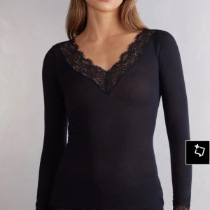 Svart långärmad spetsblus från intimissmi - Supersnygg svart långärmad blus från Odd Molly med v-ringning och breda spetsdetaljer både vid halsringningen och ärmsluten. Toppens material är mjukt och följsamt, perfekt för en chic och feminin look. Sitter tight och har en elegant känsla. Pris kan diskuteras❣️