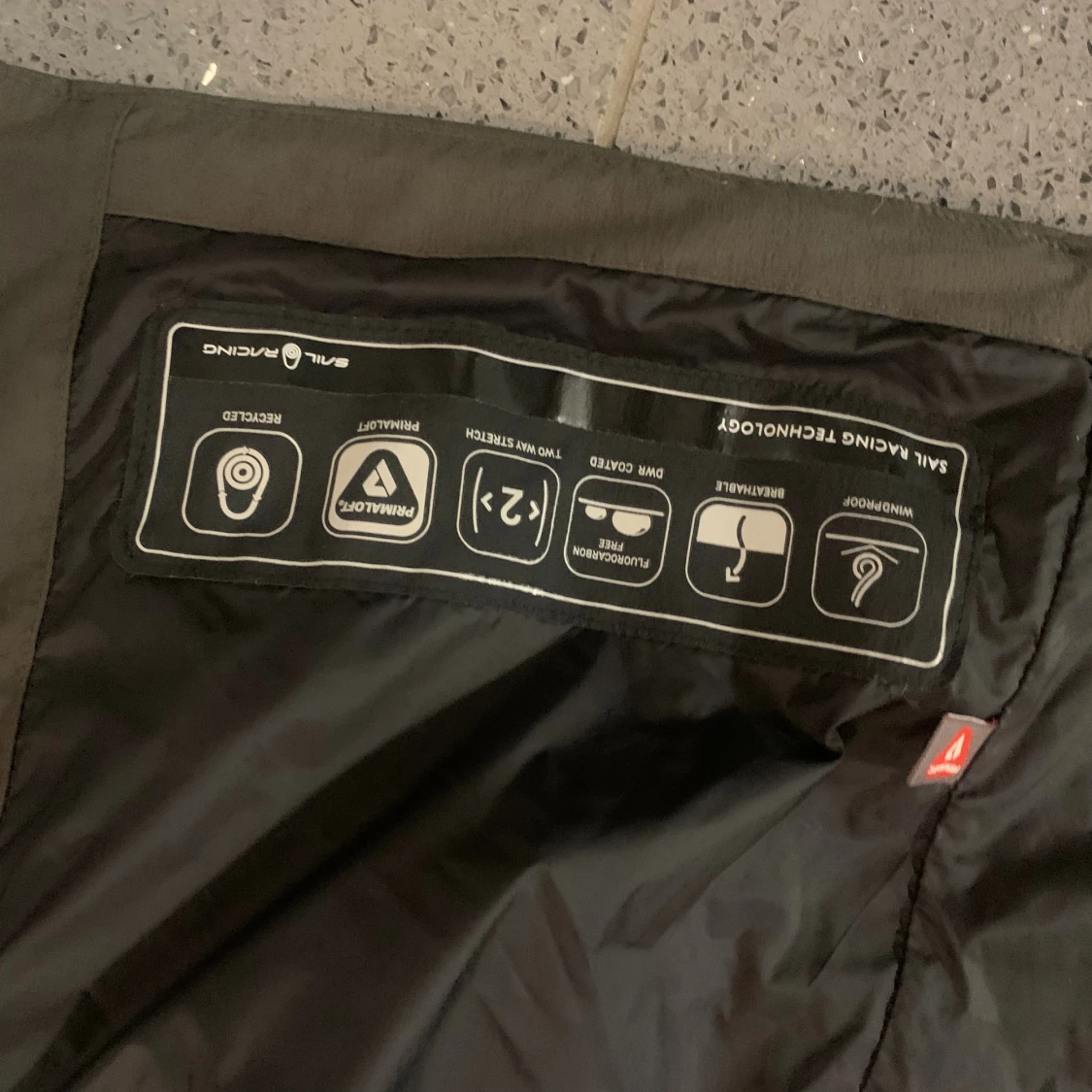 Mörk grå pufferjacka från Sail Racing - 2