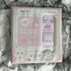 K-pop photocard förvarning bok + freebies - Man kan ha Pokémon kort eller kpop eller samlar kort. Kommer med 10 sleeves och Freebies! Har andväntd i cirka 1 och en halv månad nu. Yette fina designs och perfekt för en rosa vibe eller tema! 💕 