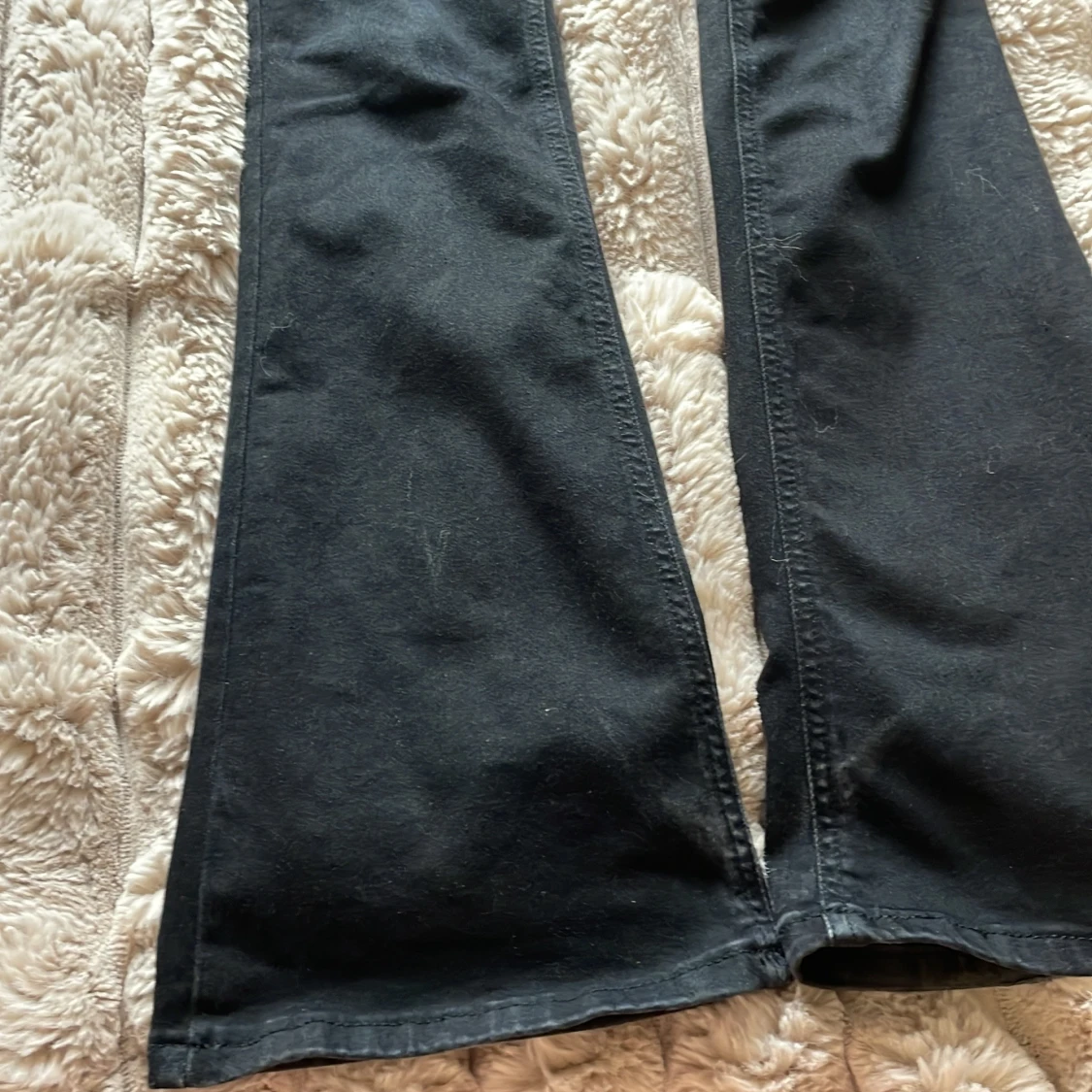 Svarta bootcut jeans från Gina - 2