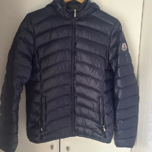 Moncler tun jacka  - Jag ska sälja min moncler jacka eftersom den passar inte mig 