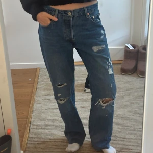 Levi's  blå slitna jeans - Supersnygga levisjeans med revor!!